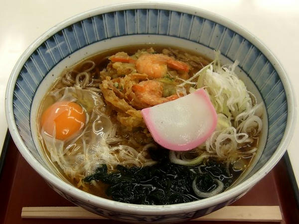 天ぷらそば 550円 ＋ 生たまご 40円