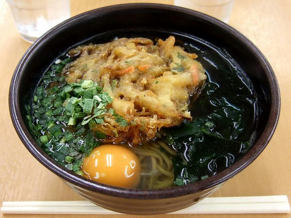 かき揚げそば 580円 ＋ 生玉子 50円