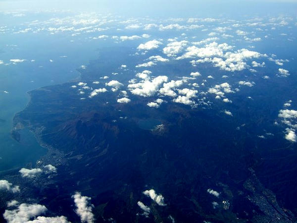 下北半島上空を飛行中（眼下には恐山が）
