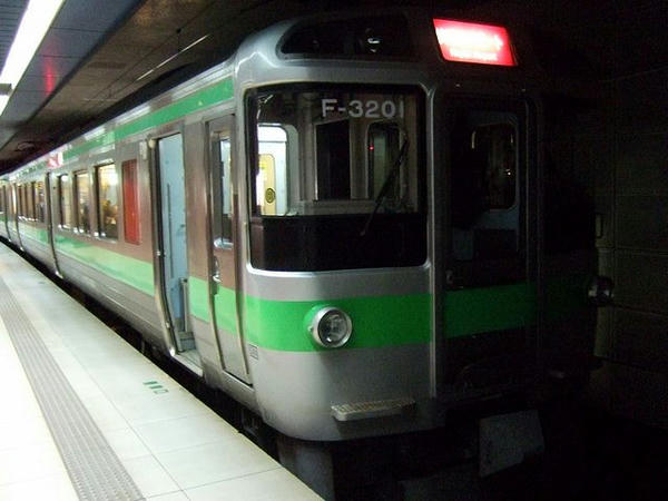 新千歳空港駅で発車を待つ快速エアポート117号