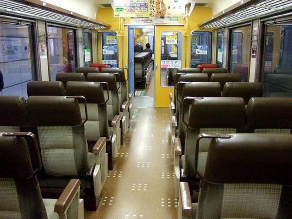 乗り込んだ直後の快速エアポート117号の車内