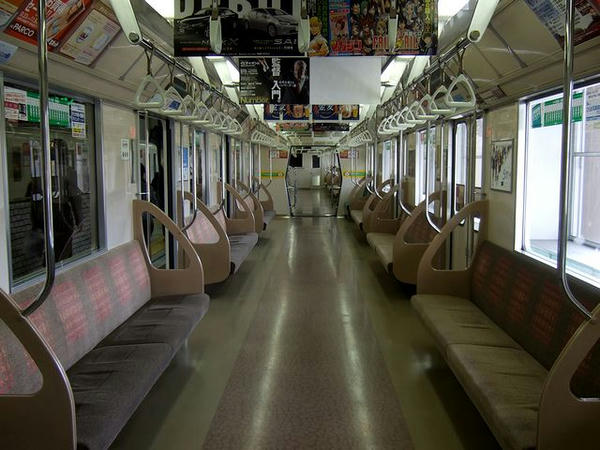 真駒内駅で乗客が下車した5000形の車内