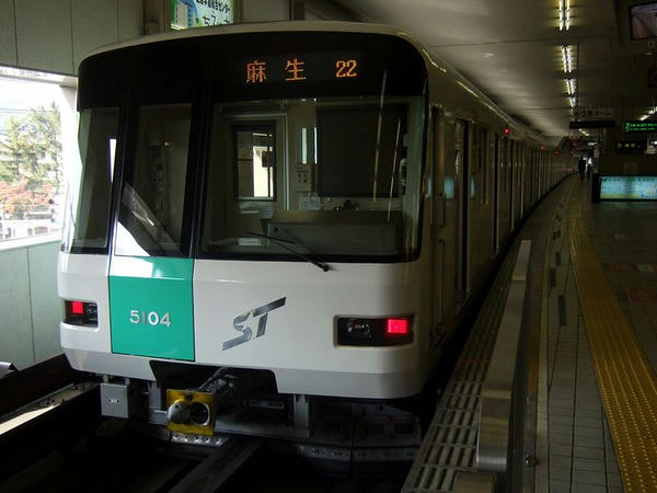 真駒内駅で発車を待つ麻生行き154列車