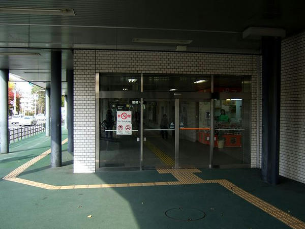真駒内駅の駅舎の外に出たところ