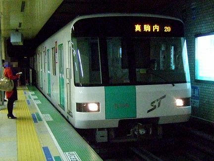 麻生駅に入線する真駒内行き179列車