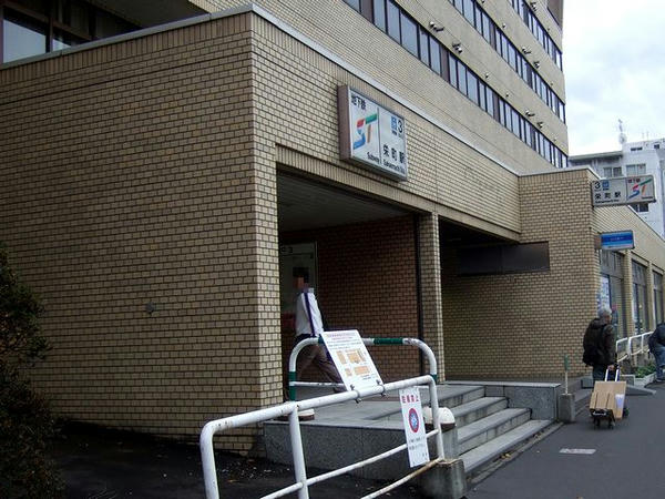 栄町駅の出入口