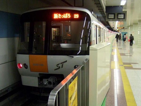 宮の沢駅に到着した202列車