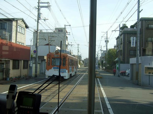 北畠停留所の手前から再び併用軌道へ