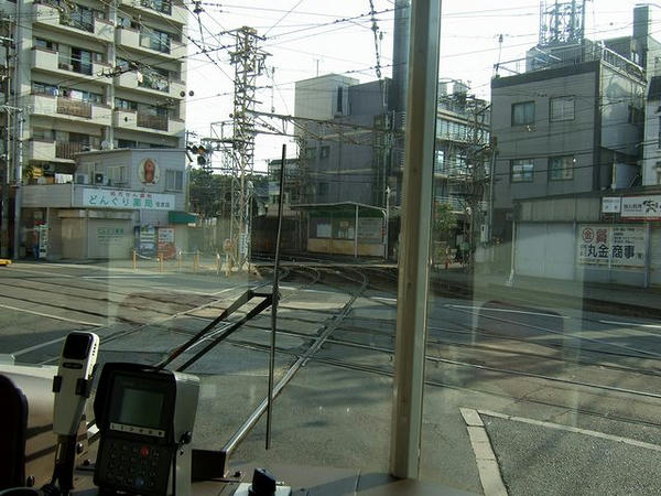 住吉停留所で阪堺線を平面交差