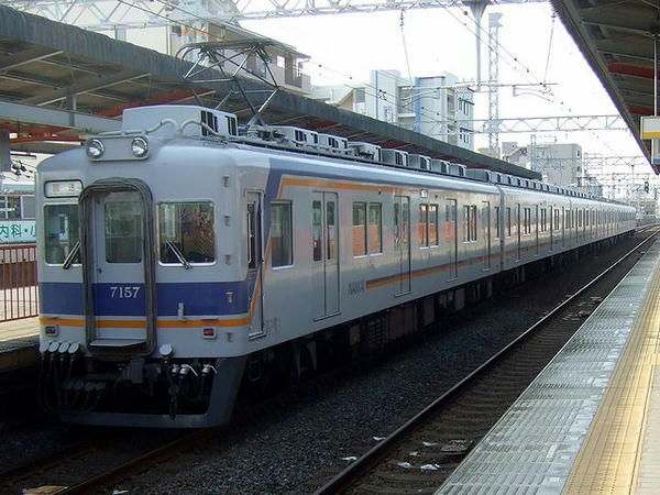 住吉大社駅を通過する回送列車