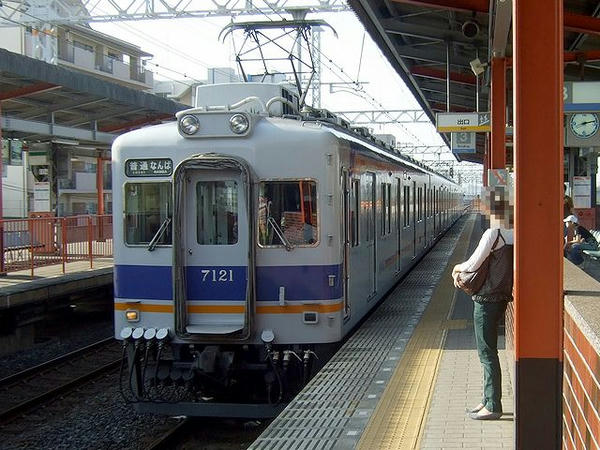 住吉大社駅に入線する普通列車なんば行き