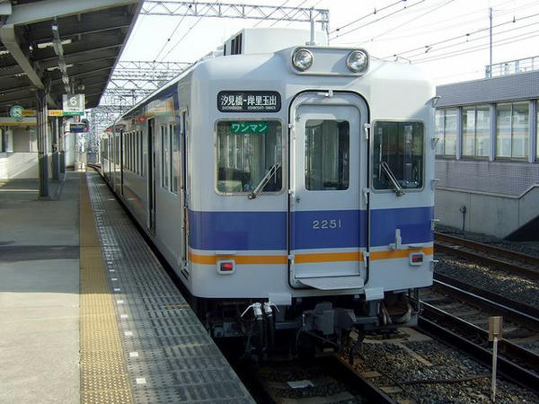 岸里玉出駅で発車を待つ汐見橋行き各停