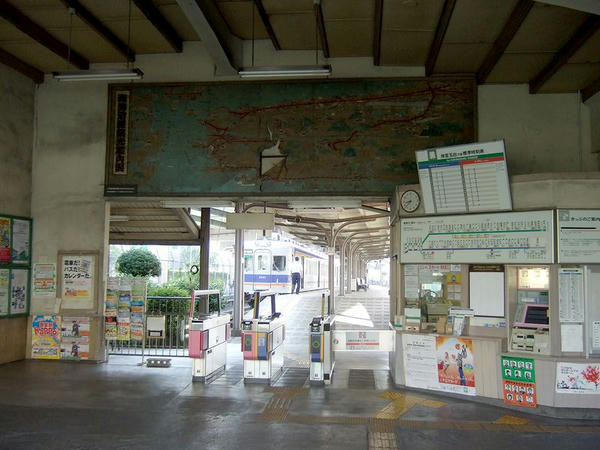 汐見橋駅の待合室（改札口上部には昭和30年代の南海電鉄沿線観光案内図が！）