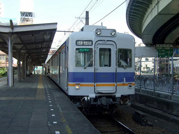 汐見橋駅で発車を待つ折り返しの岸里玉出行き各停