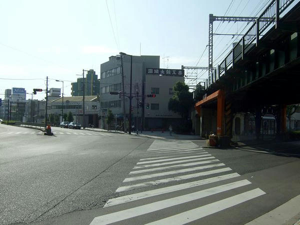 大阪環状線の高架と芦原橋駅遠景
