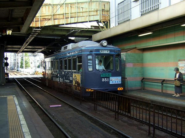 南霞町停留所に入ってきた我孫子道行き列車 