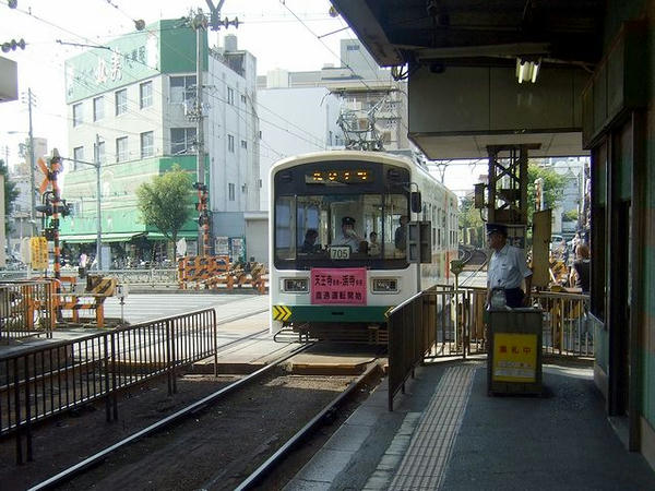 南霞町停留所に入ってきた恵美須町行き列車