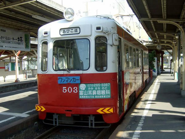 恵美須町停留所で発車を待つ我孫子道行き列車