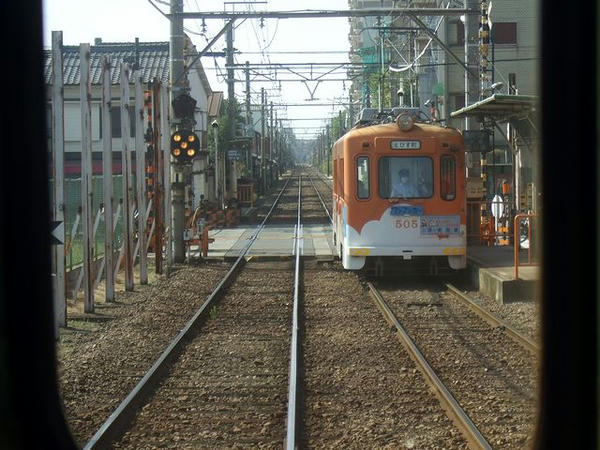 発車して暫くは専用軌道を行く
