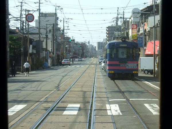 天神ノ森駅停留所を過ぎ、先程乗った汐見橋線の下をくぐると専用軌道へ