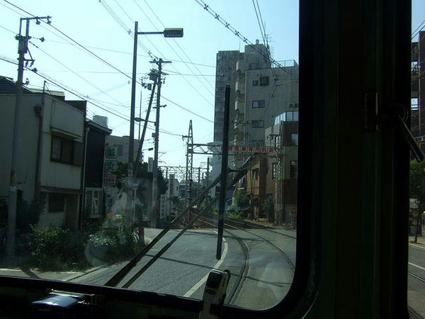 住吉鳥居前停留所を過ぎるとふただひ専用軌道へ