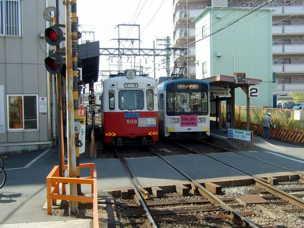 車庫に引き上げようとする先程までの列車と交換する天王寺駅前行き列車