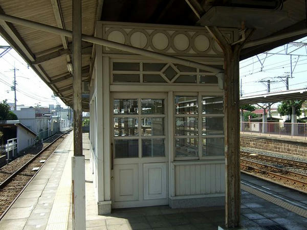 浜寺公園駅のホームに残る木造の待合室