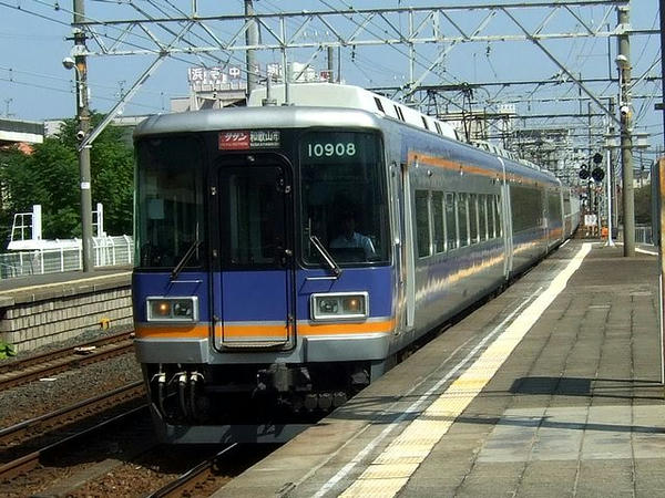 浜寺公園駅を通過する特急サザン和歌山市行き