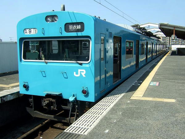 東羽衣駅で発車を待つ鳳行き普通列車