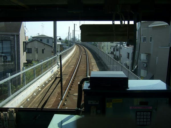 発車して暫くは高架線を走り鳳駅手前で地上へ