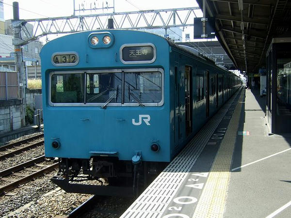 鳳駅に停車中の天王寺行き普通列車