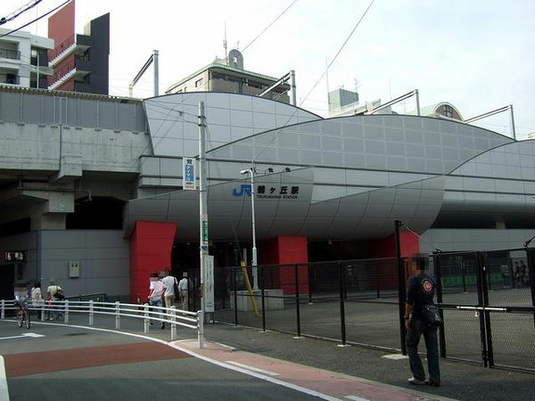 鶴ヶ丘駅の出入口付近