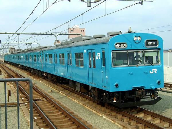 鶴ヶ丘駅に進入する和歌山行き普通列車