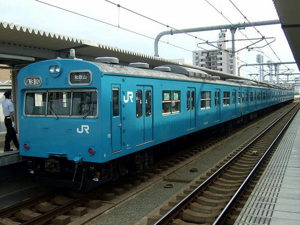鶴ヶ丘駅に停車中の和歌山行き普通列車