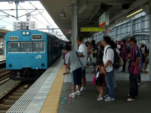 鶴ヶ丘駅ホームに入線する天王寺行き普通列車