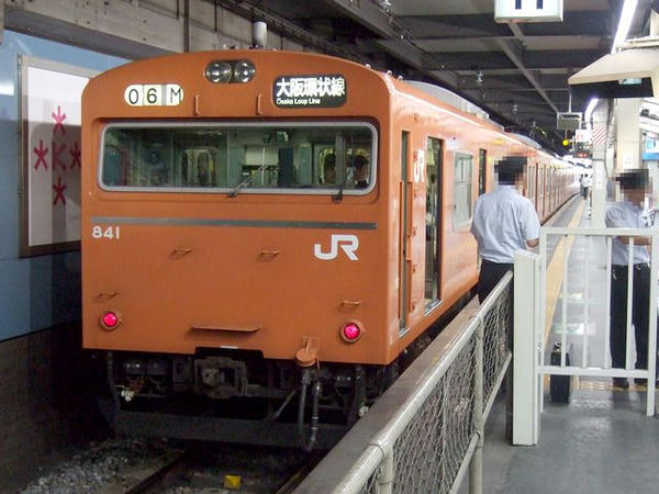 天王寺駅に停車中の大阪環状線内回り普通列車