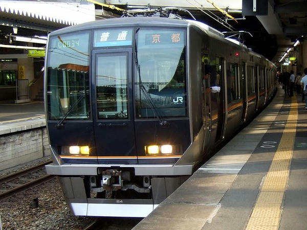 新大阪駅に到着した京都行き普通列車