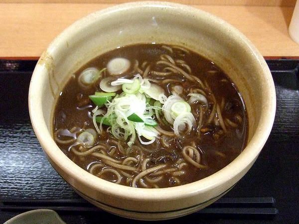 カレーそば 470円（冬のあったか人気メニュー割引フェア価格。通常は520円。）