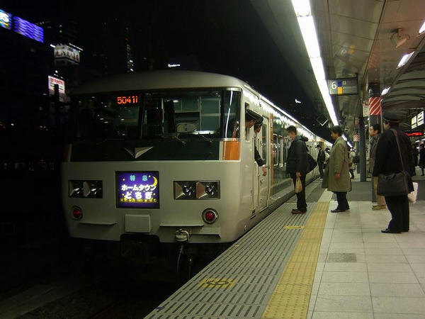 新宿駅発車前（ドア開放前）
