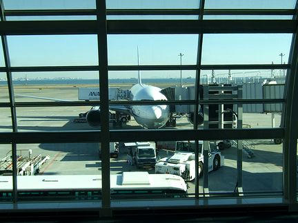 羽田空港で出発準備中のANA249便