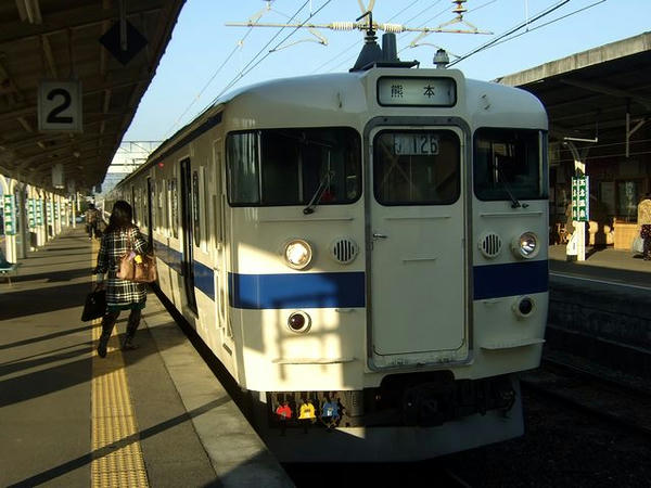 玉名駅で出発を待つ2325M