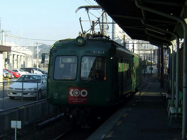 上熊本駅に入線する北熊本行き列車