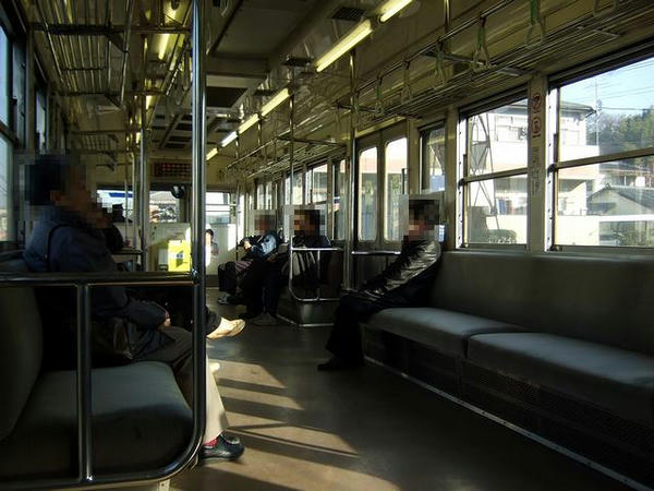 御代志行き列車の車内