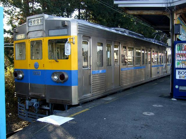 御代志駅で発車を待つ藤崎宮前行き