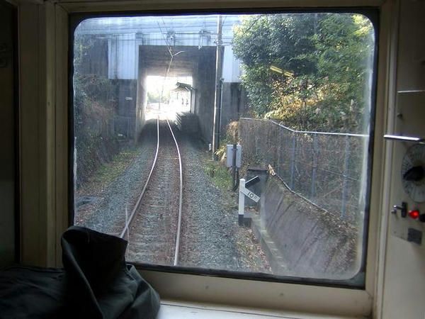 三ツ石駅の上は九州自動車道