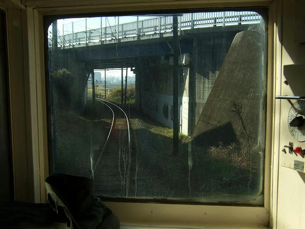 北熊本駅手前で国道3号の下をくぐる
