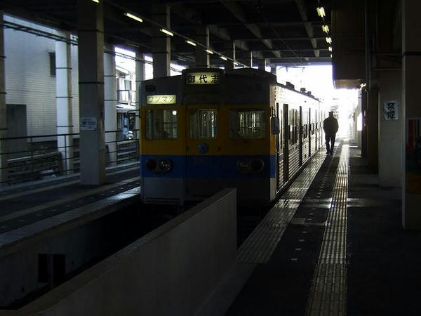 藤崎宮駅で発車を待つ御代志行き
