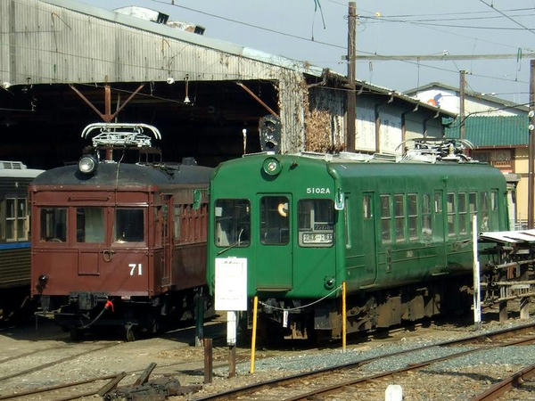 北熊本駅で休む車両達(2)モハ71形（構内入替用）と5000系のアップ