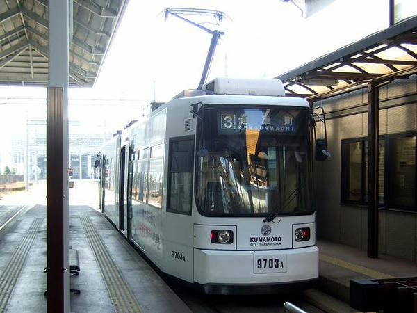 上熊本駅前電停を待つ上熊本駅前9700系