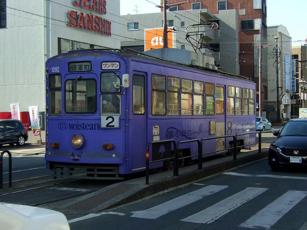 健軍町電停に到着した列車